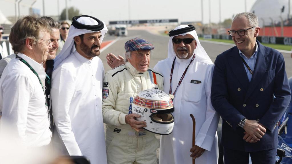 Jackie Stewart, con el casco homenaje en el GP de Baréin de F1