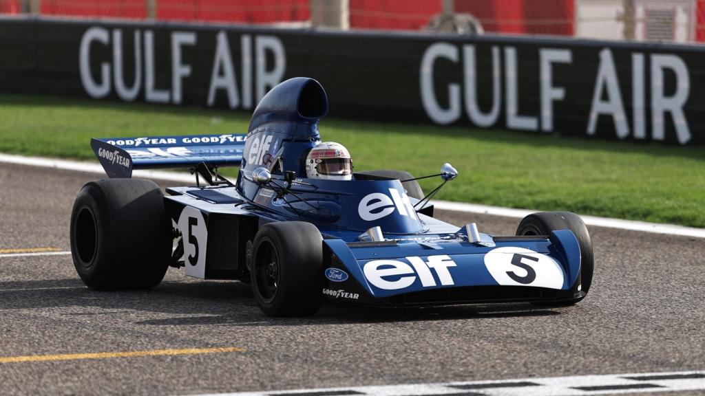 Jackie Stewart conduciendo el Tyrrel con el que fue campeón en 1973 en el circuito de Baréin