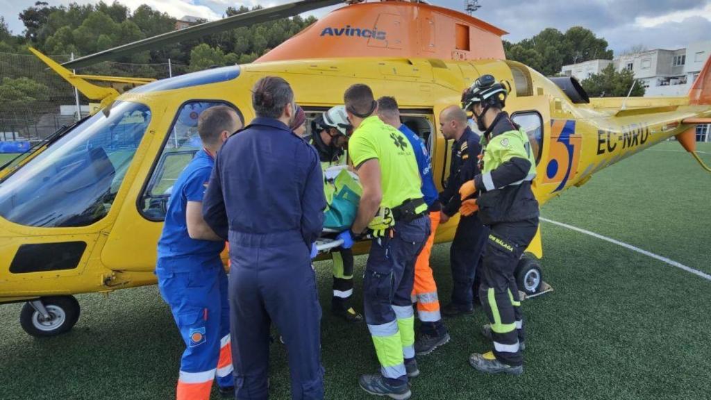 Momento en que el herido ha sido trasladado en un helicóptero.