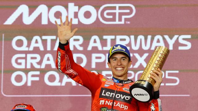 Marc Márquez celebra su victoria en el Gran Premio de Qatar, en el circuito de Losail.