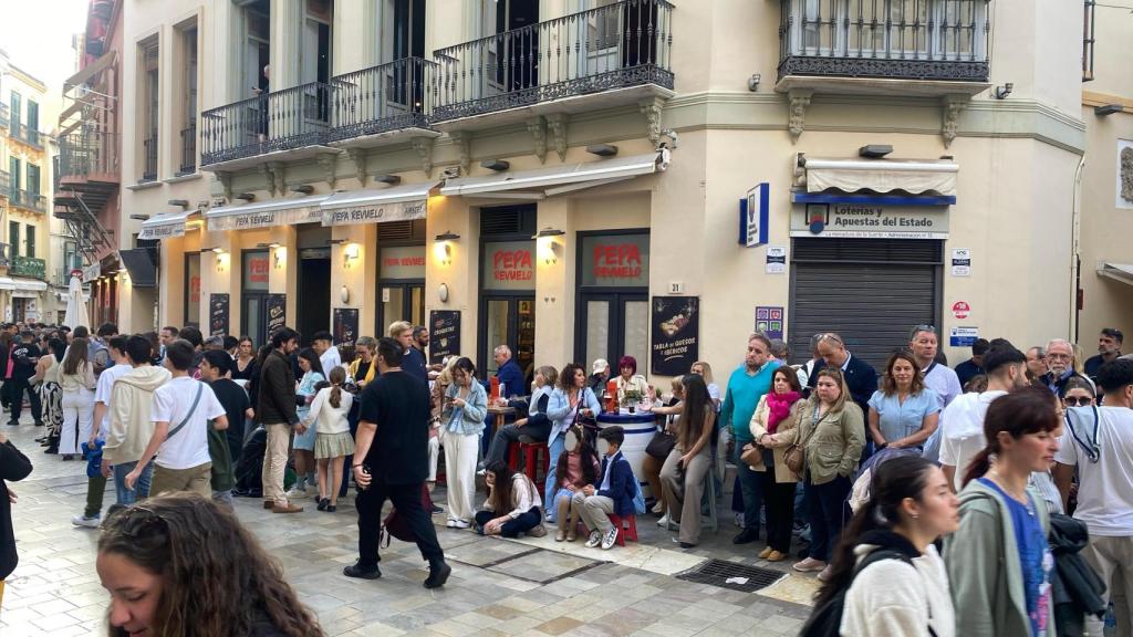 Los bares de la calle Granada de Málaga 'resisten’ con sus terrazas en pleno paso de las procesiones de Semana Santa