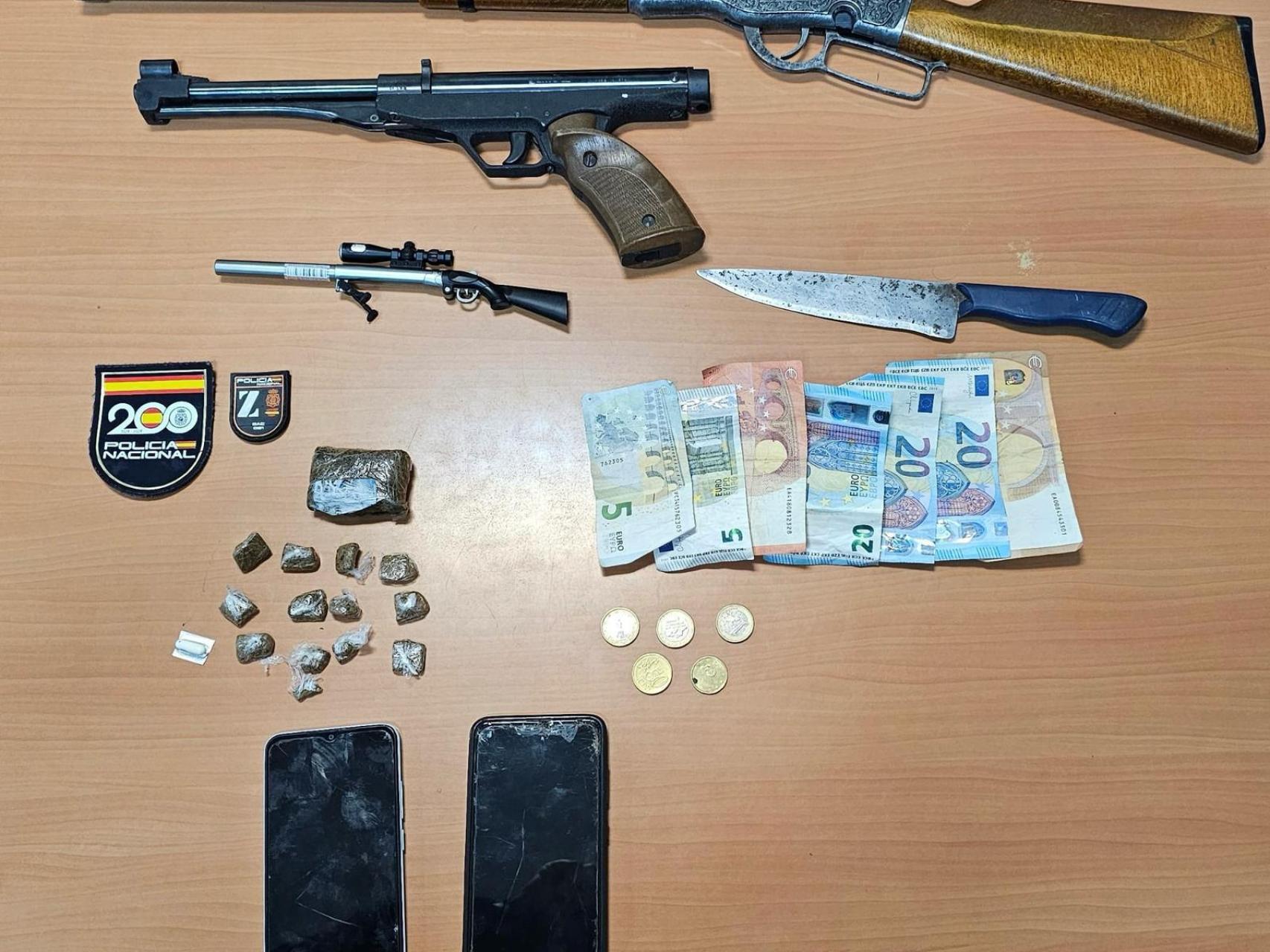 Los objetos intervenidos, entre los que se halla la escopeta, la pistola y el cuchillo.