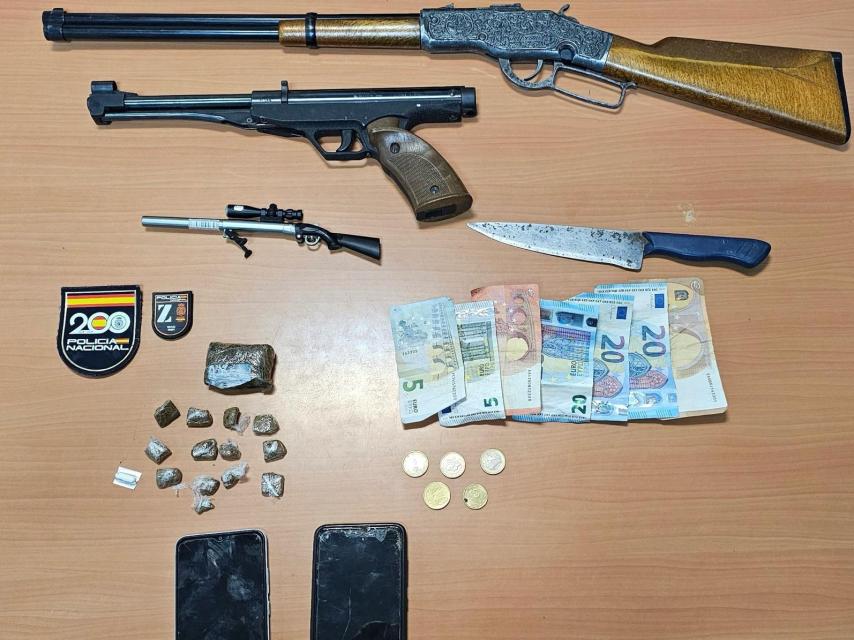 Los objetos intervenidos, entre los que se halla la escopeta, la pistola y el cuchillo.