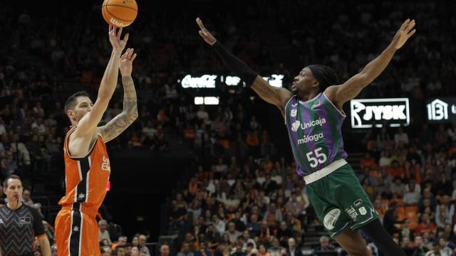 El base del Valencia Stefan Jovic lanza ante Kendrick Perry.