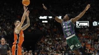 El base del Valencia Stefan Jovic lanza ante Kendrick Perry,
