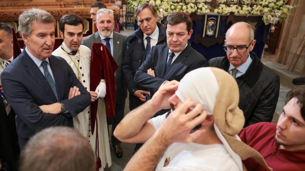 Alfonso Fernández Mañueco, junto a Alberto Núñez Feijóo, Carlos García Carbayo y Javier Iglesias en la Semana Santa de Salamanca.