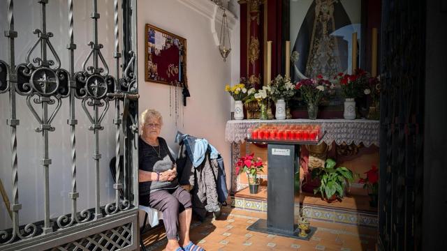 María posa para EL ESPAÑOL de Málaga en su capilla querida.