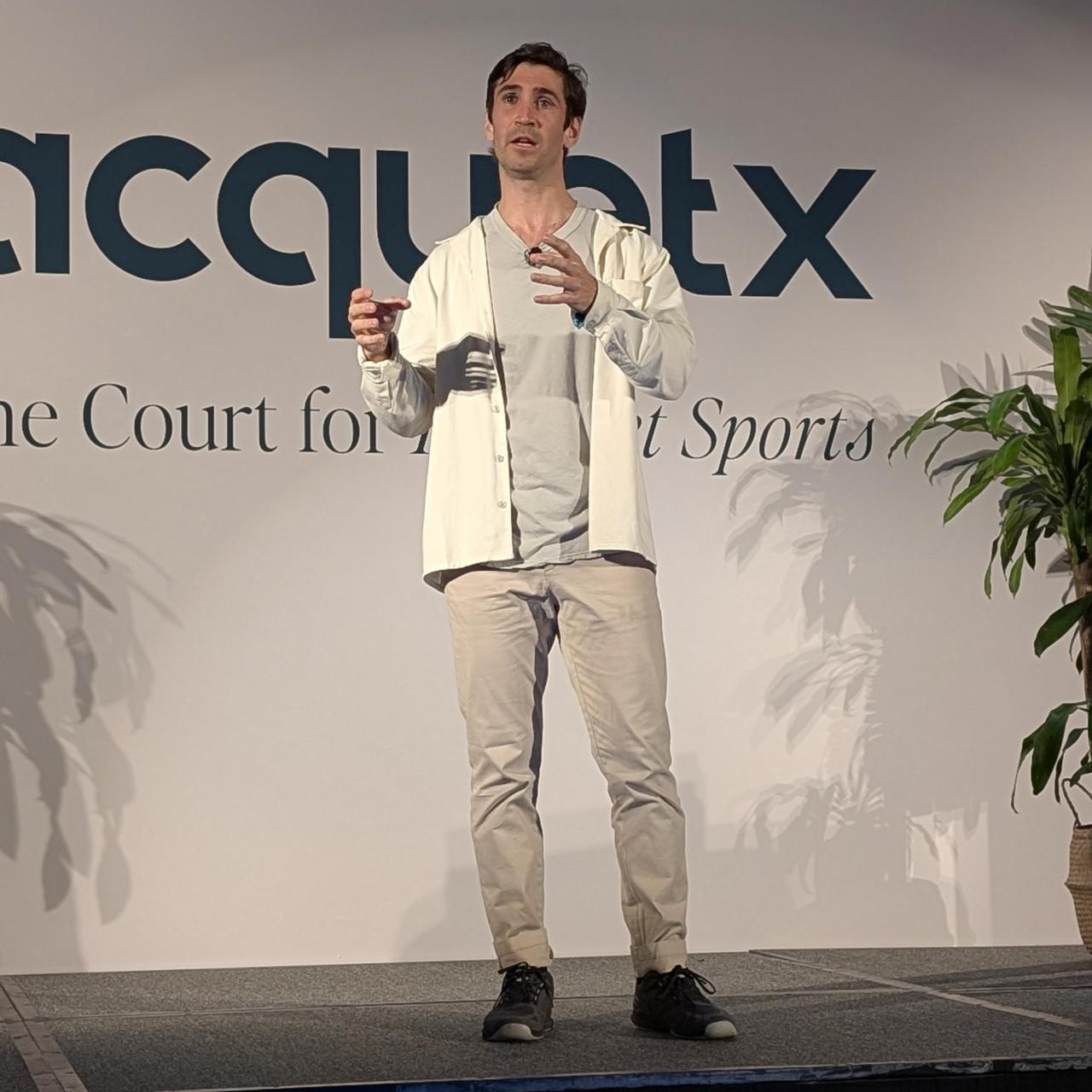 Pedro Clavería durante su presentación en el escenario de RacquetX