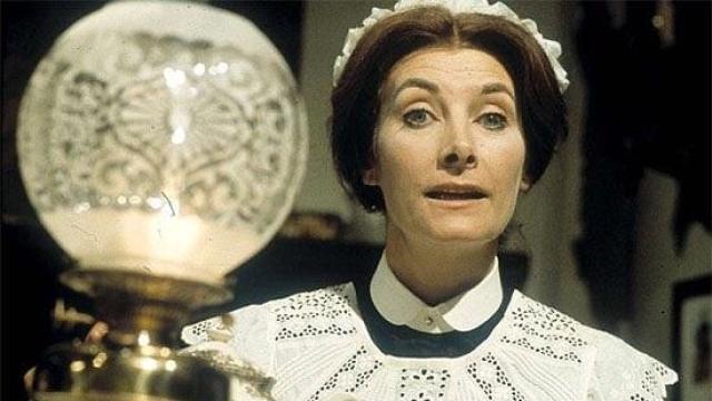 Jean Marsh, en un capítulo de Arriba y Abajo.
