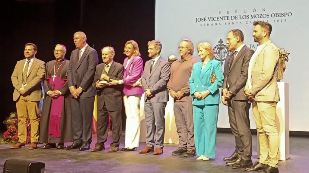 Foto de familia tras el pregón de Zamora, compartida por Francisco Guarido