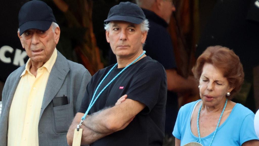 Mario Vargas Llosa junto a su hijo Álvaro y su exmujer, Patricia, en Marbella. Año 2023.