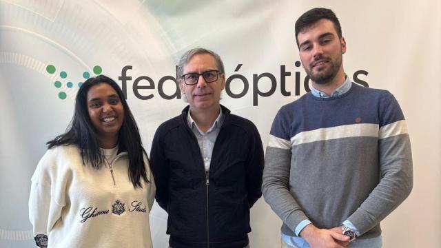 Responsables de LUP y Federópticos, tras conocerse su alianza para que las lupas de bolsillo inteligentes de la startup vasca estén presentes en alrededor de 200 centros en España.