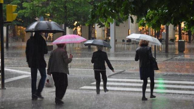 Lluvia en Zaragoza, en una imagen de archivo.