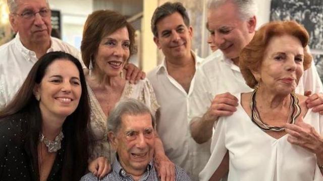 Mario Vargas LLosa junto a su mujer, Patricia, celebrando su cumpleaños.