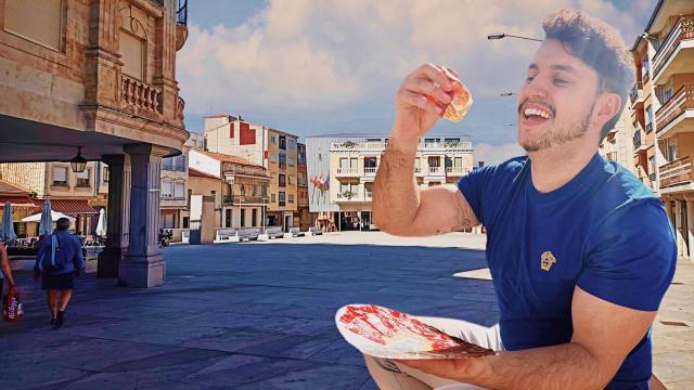 Montaje de un joven comiendo jamón en la villa charra de Guijuelo