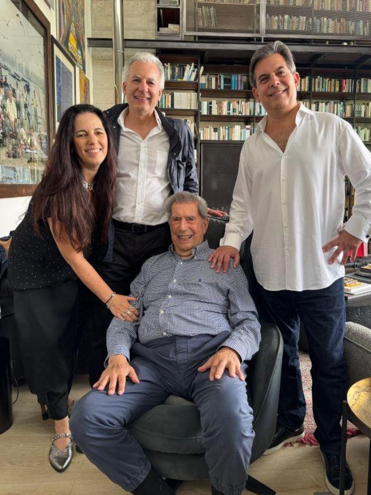 El Nobel junto a sus hijos, Morgana, Álvaro y Gonzalo.