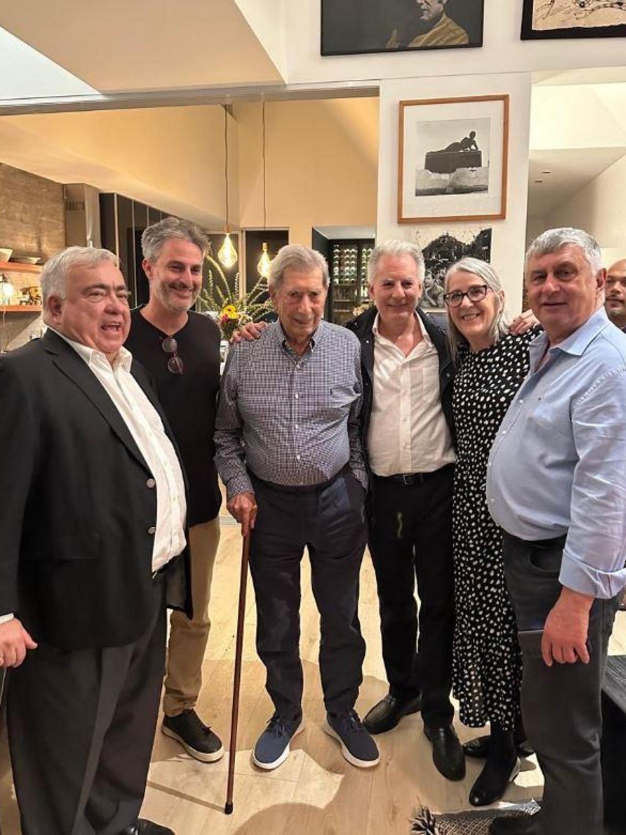 Mario Vargas LLosa rodeado de familiares y amigos en su 89 cumpleaños.