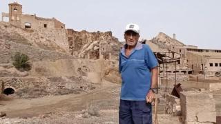 Antonio Salcedo en la entrada de las minas en las que trabajó, hoy abandonadas.