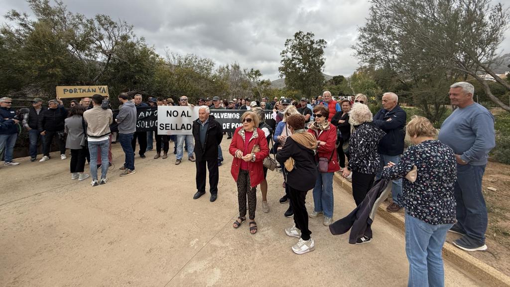 Vecinos de Portmán protestan este jueves contra el sellado de la bahía, tras la comisión de seguimiento sobre las obras de Regeneración.