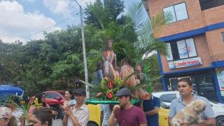 Los vecinos de Ibagué durante la procesión con la imagen impresa de la Burriquilla de Tordesillas