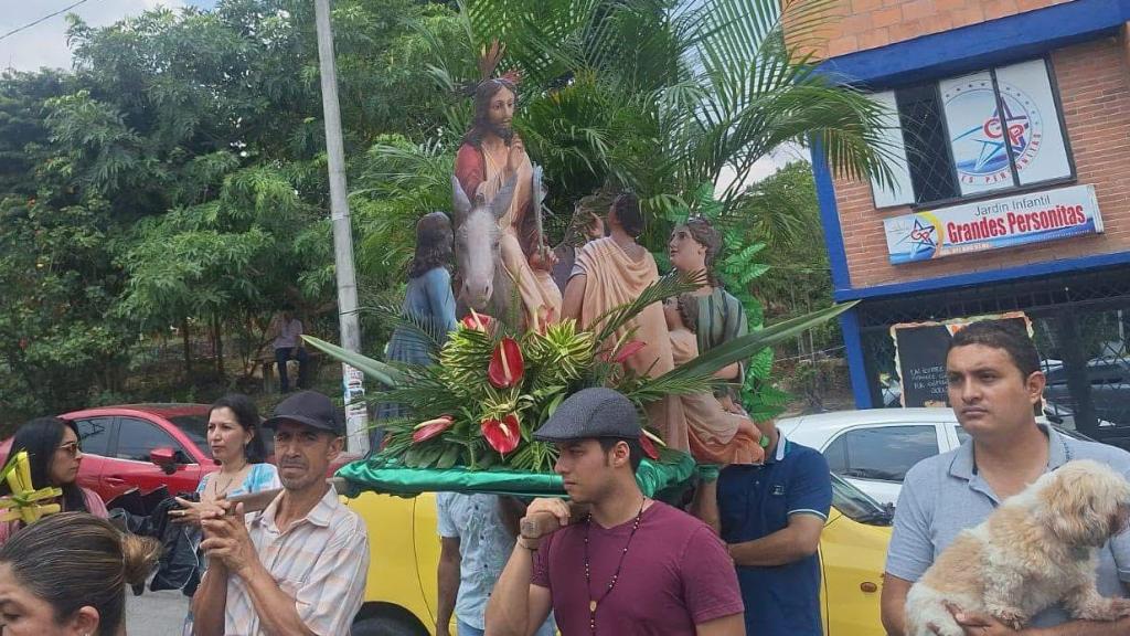 Los vecinos de Ibagué durante la procesión con la imagen impresa de la Borriquilla de Tordesillas