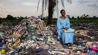 La reina del reciclaje de Gambia que hizo del plástico una forma de empoderar a las mujeres