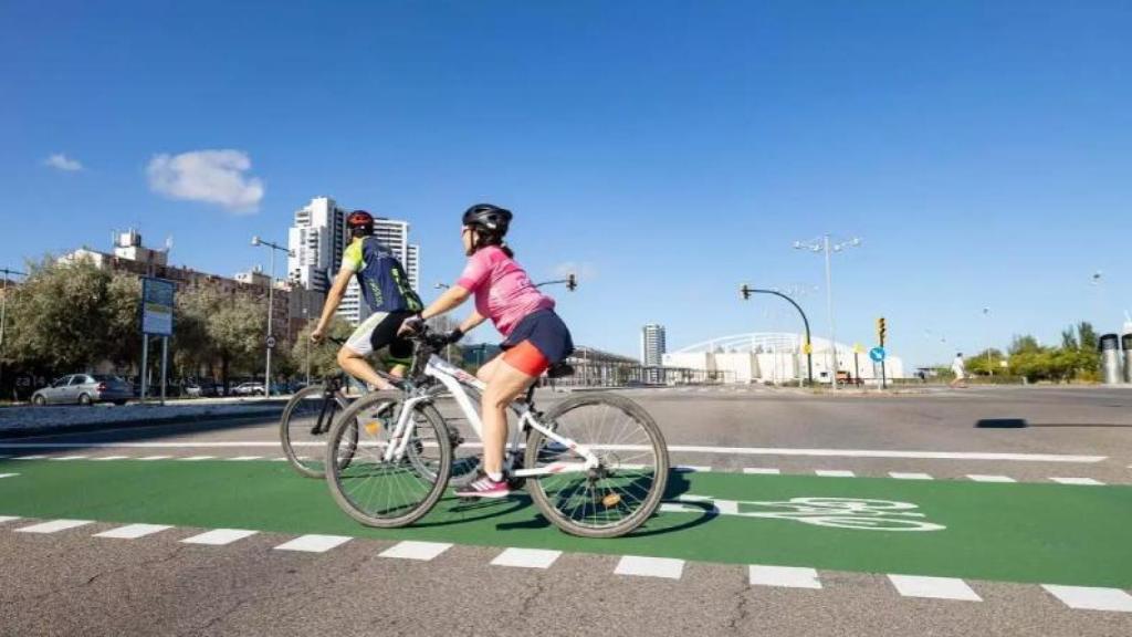 Imagen de archivo de una pareja ciclista, en Zaragoza.