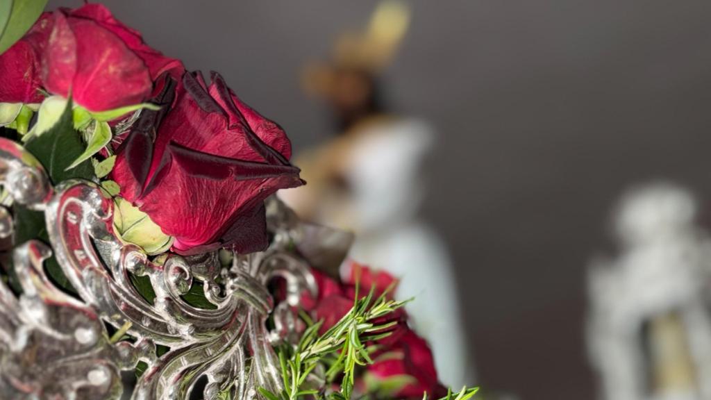 Detalle de las ramas de romero en el exorno floral de El Cautivo de Málaga.