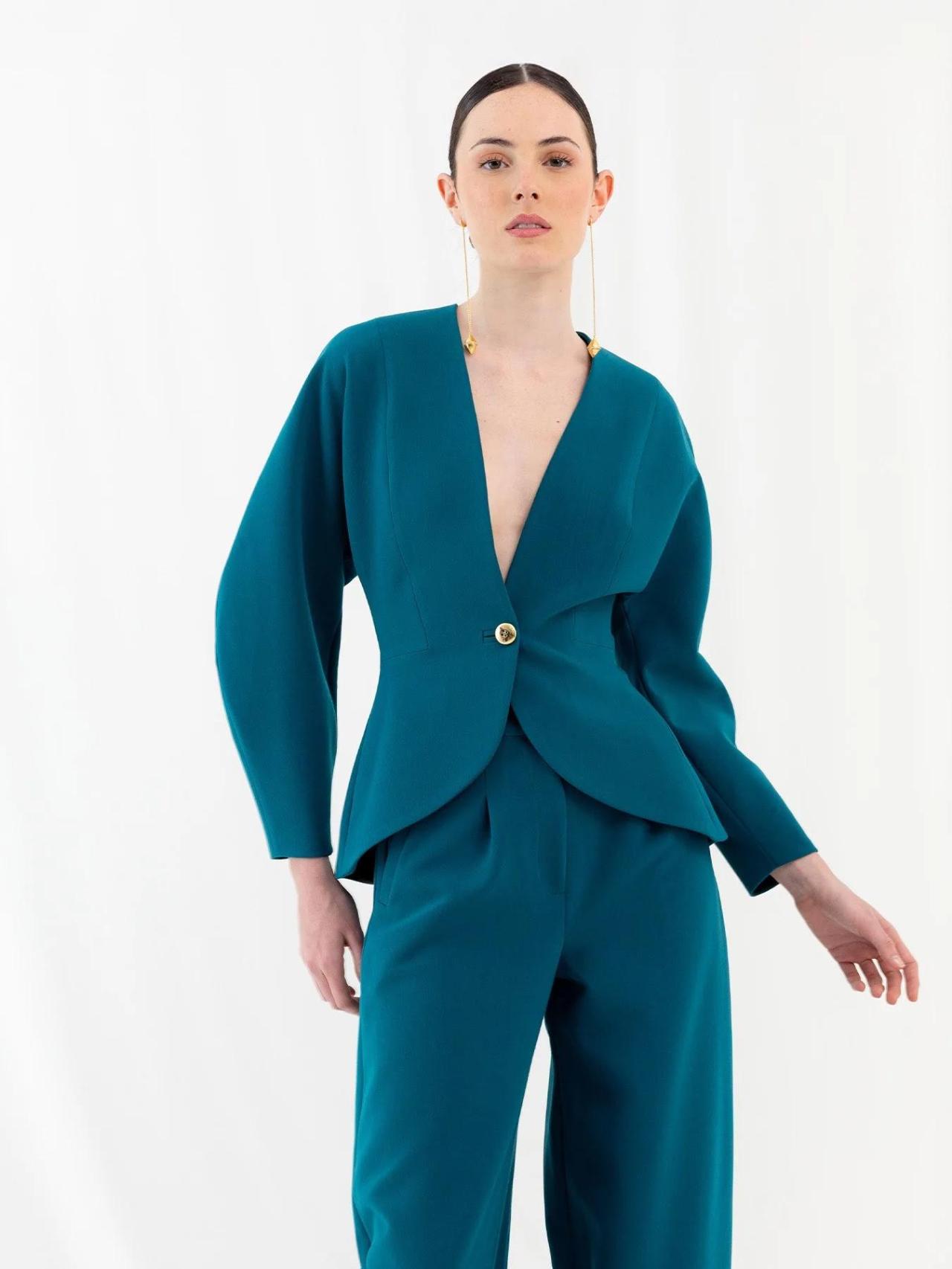 Uno d elos trajes de sastre de Claro Couture.