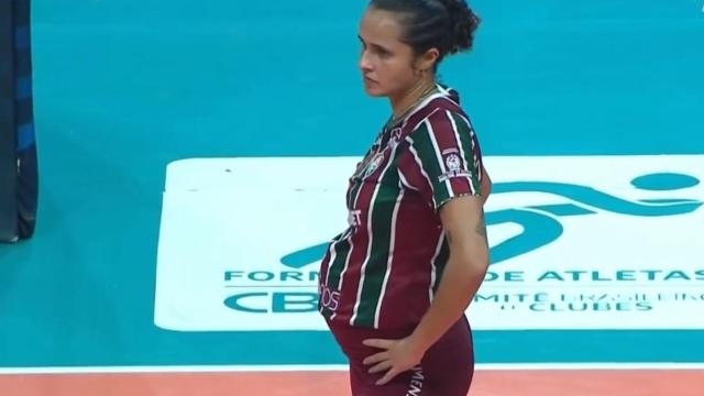 Priscila Heldes jugando con el Fluminense embarazada de 5 meses