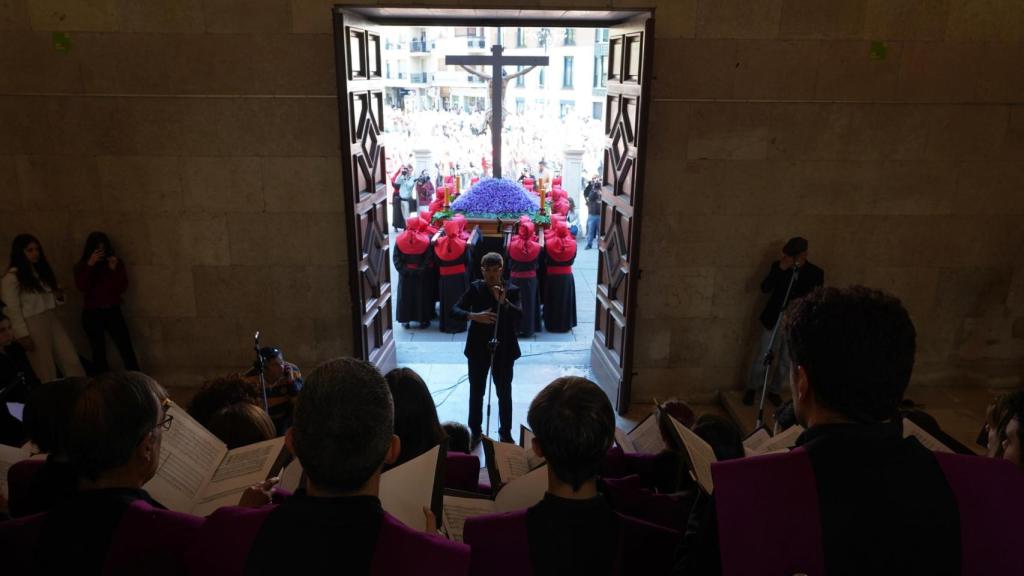 Procesión del Santísimo Cristo de la Luz, con el paso, portado a hombros, 'Santísimo Cristo de la Luz'' (Gregorio Fernández, hacia 1630), acompañado por su cofradía titular, la Hermandad Universitaria del Santísimo Cristo de la Luz, en 2023
