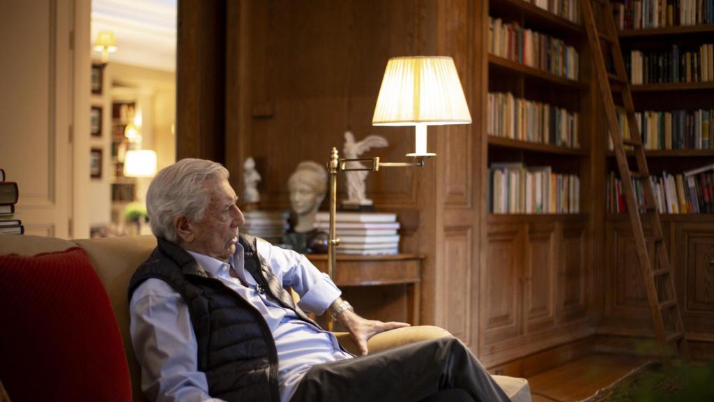 Mario Vargas Llosa en su biblioteca durante la entrevista del 4 de noviembre del 2019.