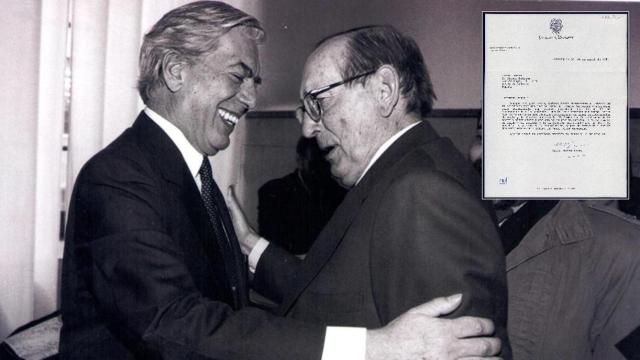 El escritor peruano Mario Vargas Llosa saludando al autor vallisoletano Miguel Delibes en 1995 y la carta enviada por el Premio Nobel al escritor castellano en abril de 1994, en un montaje de EL ESPAÑOL