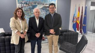 El alcalde de San Javier, José Miguel Luengo (d), este viernes, junto al presidente y la directora general de Proyecto Hombre Murcia, Tomás Zamora (c) y Asunción Santos (i).
