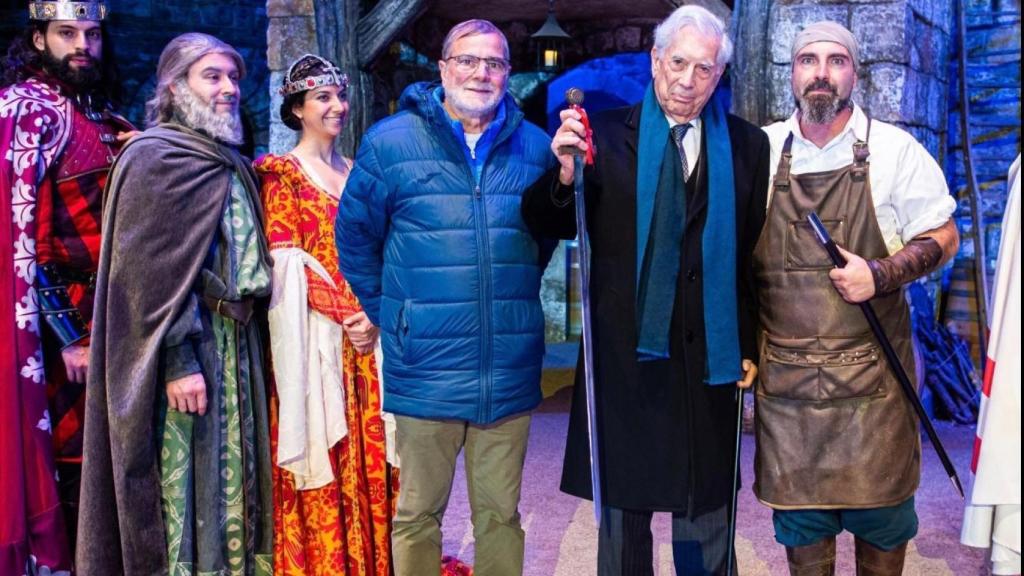 Vargas Llosa recogiendo su espada en Puy du Fou.
