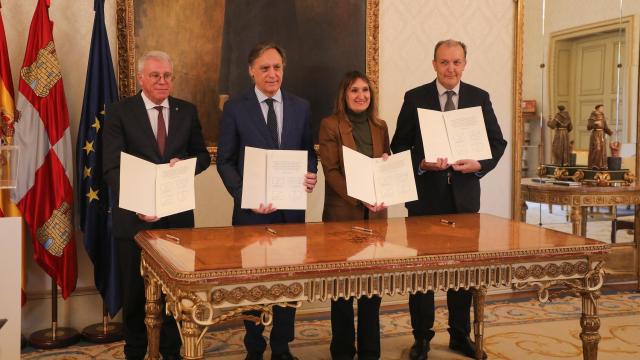 Momento de la firma en el Salón de Recepciones del Ayuntamiento de Salamanca