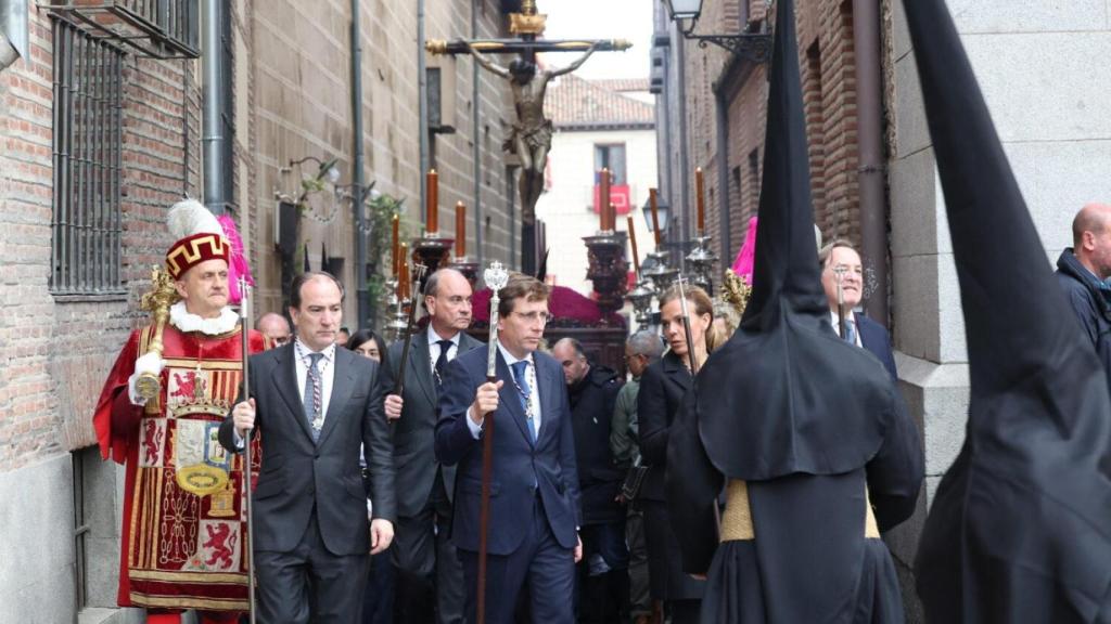 José Luis Martínez-Almeida durante el recorrido de la procesión.
