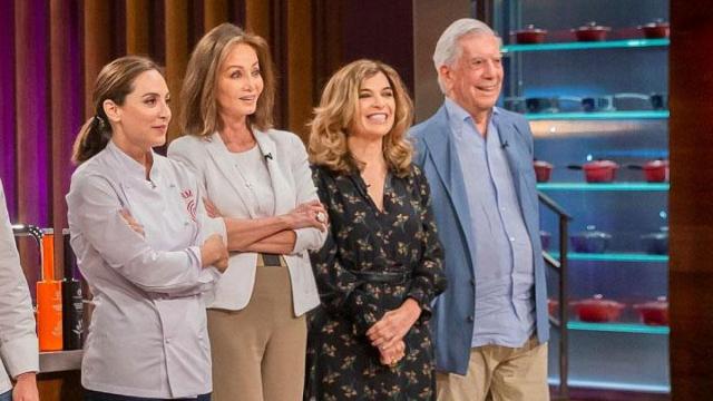 Mario Vargas Llosa en 'MasterChef Celebrity' con Isabel Preysler, Tamara Falcó y Sandra Falcó.