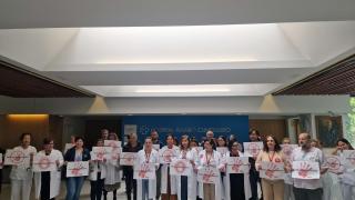 Concentración de trabajadores en el Hospital Álvaro Cunqueiro para denunciar el aumento de agresiones a los profesionales sanitarios
