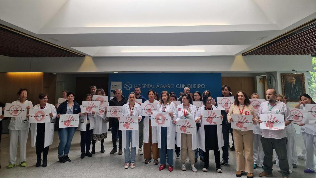 Concentración de trabajadores en el Hospital Álvaro Cunqueiro para denunciar el aumento de agresiones a los profesionales sanitarios