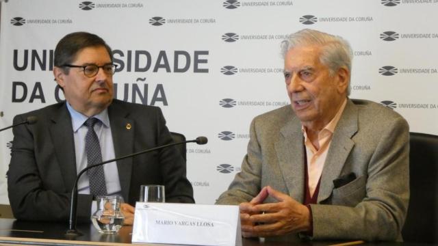 Mario Vargas Llosa en la Universidade da Coruña en 2019, junto al entonces rector, Julio Abalde, a la izquierda.