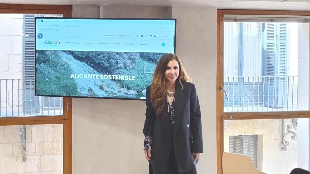 La concejal de Turismo de Alicante, Ana Poquet, en la presentación de la nueva web.