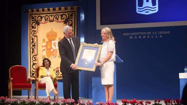 Mario Vargas Llosa y la alcaldesa de Marbella, en una imagen de archivo.