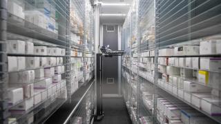 Así trabaja el robot dispensador de medicamentos.