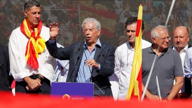 Mario Vargas Llosa en una manifestación en Barcelona por la unidad de España en 2017, junto a Xavier García Albiol y Josep Borrell.