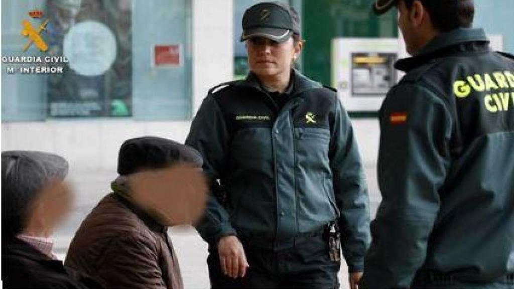 Imagen de la Guardia Civil atendiendo a personas de avanzada edad