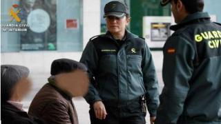 Imagen de la Guardia Civil atendiendo a personas de avanzada edad