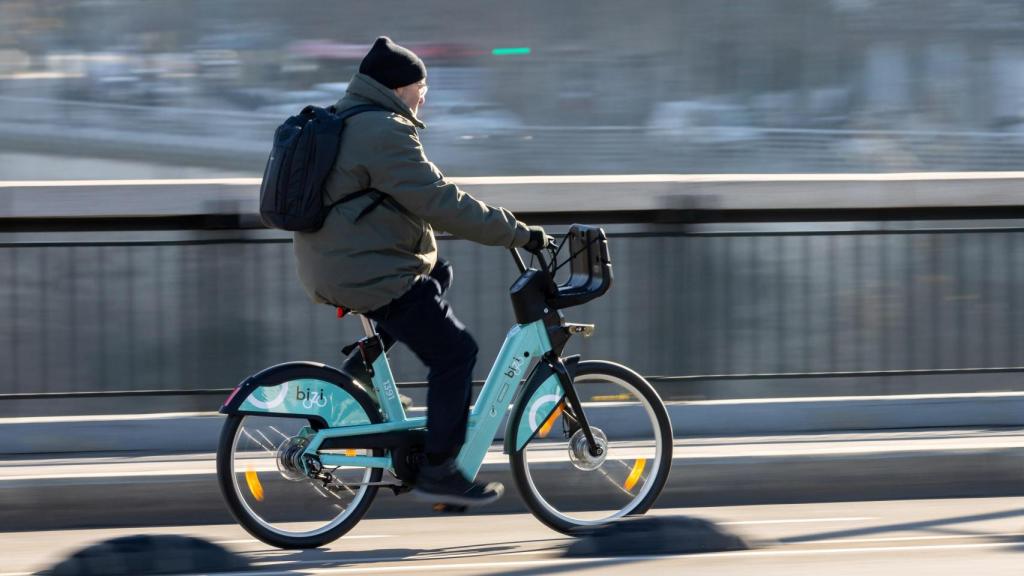 Un hombre en una bicicleta eléctrica de Zaragoza.