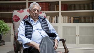 Mario Vargas Llosa, fotografiado en su biblioteca de Madrid en 2019.