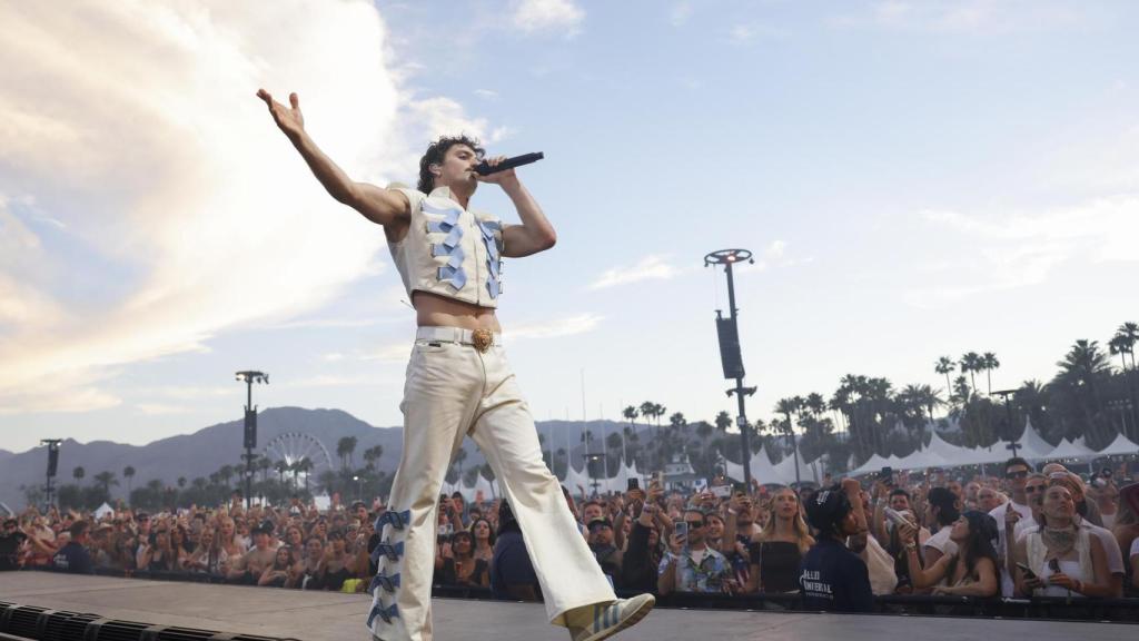 Benson Boone durante su actuación en Coachella, en la que le acompañó Brian May.  EFE/EPA/CAROLINE BREHMAN